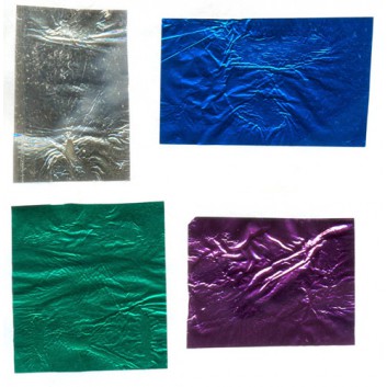  Bonbonfolie / Schokoladenpapier; 13 x 12 cm bzw. 17 x 17 cm; ca. 9 my Stanniol (hauchdünne Alufolie); 5 Farben; lose verpackt 