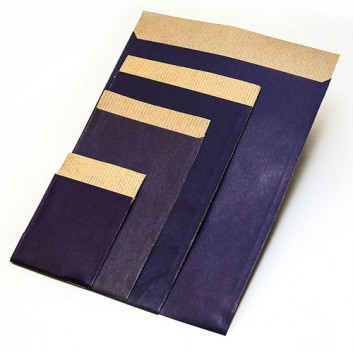  Präsent-Flachbeutel aus Papier; 13 x 18 + 2 cm; uni; dunkelblau; ca. 20 mm; Kraftpapier braun, enggerippt; ca. 60 g/qm; mit Klappe 