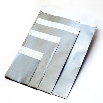  Präsent-Flachbeutel aus Papier; 13 x 18 + 2 cm; uni; silber; ca. 20 mm; Offset weiß, glatt; ca. 60 g/qm; mit Klappe; Breite x Höhe + Klappe 