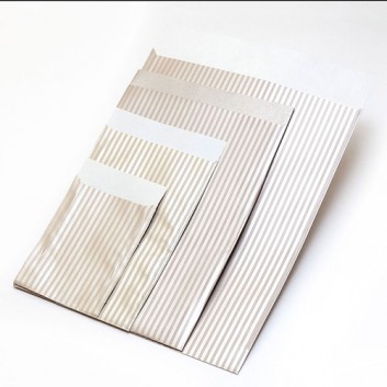  Präsent-Flachbeutel aus Papier; 13 x 18 + 2 cm; Design: Ligne; chablis-silber; ca. 20 mm; Offset weiß, glatt; ca. 60 g/qm; mit Klappe 