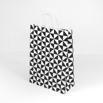  Papier-Tragetaschen mit Papierkordel; 22 + 10 x 31 cm; Geometrisch: Dreiecke; schwarz-weiß; gedrehte Papierkordel in weiß; Kraftpapier weiß, glatt 