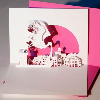  Glückwunschkarte mit Laserstanzung; 105 x 148 mm; Zur Geburt, ohne Text; Storch, pink hinterlegt; Ku: weiß, naßklebend, Spitzklappe 