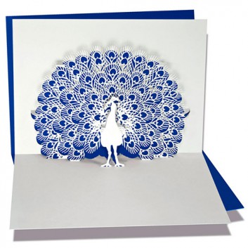  Glückwunschkarte mit Laserstanzung; 105 x 148 mm; ohne Text; Pfau, blau hinterlegt; Ku: weiß, naßklebend, Spitzklappe 