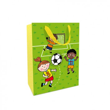  Exclusiv-Tragetasche; 180 + 80 x 280 mm; Fußball-Kids mit Fußball-Applikation; grün-bunt; gelbes Ripsband, Mattkaschierung; Kraftpapier, weiß 