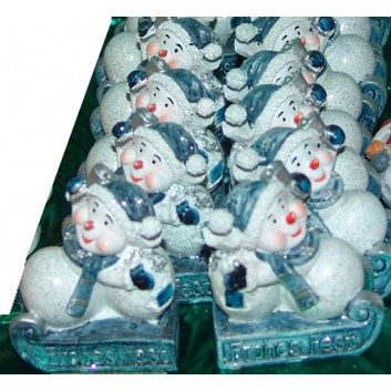  Weihnachts-Deko: Figur; Schneemann auf Schlitten; weiß-blau glitzernd; ca. 50 x 60 x 30 mm 